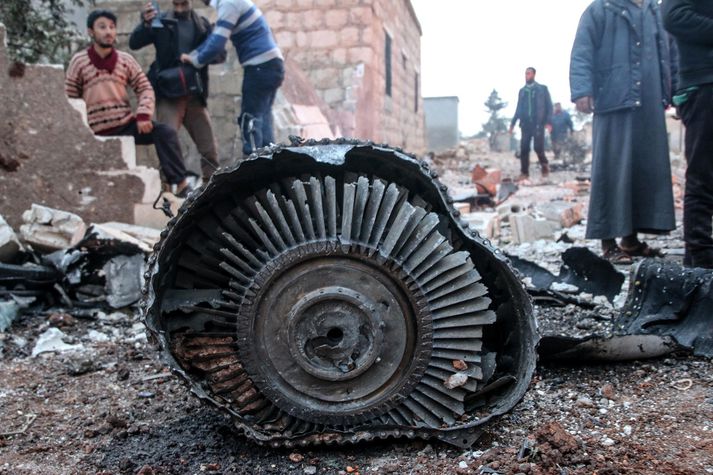 Brak sem sagt er vera úr rússnesku Sukhoi-25 orrustuþotunni í Idlib í Sýrlandi. Þetta er í fyrsta skipti sem rússnesk flugvél er skotin niður yfir Sýrlandi.
