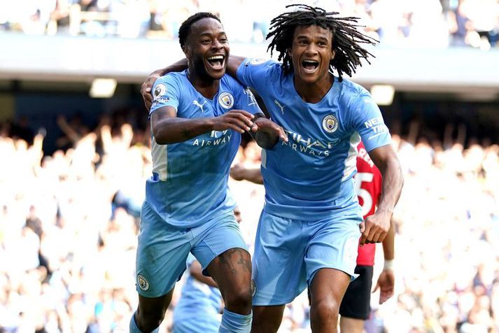 Raheem Sterling og Nathan Ake fagna marki Manchester City.