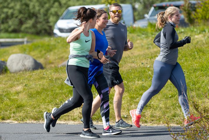 Á meðal þess sem fjallað er um í lýðheilsuvísunum er umhverfi og innviðir en þar undir falla göngu- og hjólastígar í borginni. Þessir hlauparar nýtu sér einn slíkan stíg í Öskjuhlíðinni í blíðunni fyrr í vikunni.