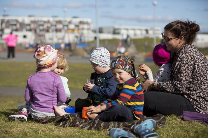 Ingibjörg Eyfells segir starfið gefandi en kvartar undan umgjörð leikskólanna. 