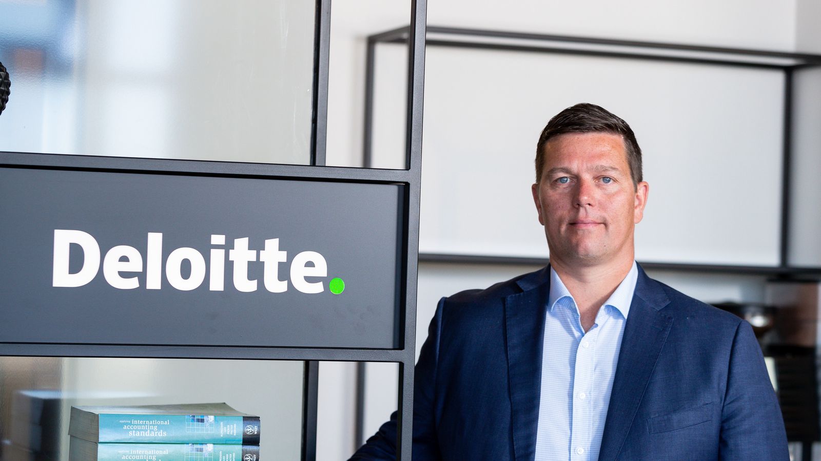 For­stjóri Deloitte: Sver af sér allar sakir en stígur til hliðar