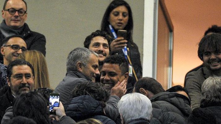 Mourinho knúsar hinn brasilíska Ronaldo á vellinum í Mílanó um helgina.