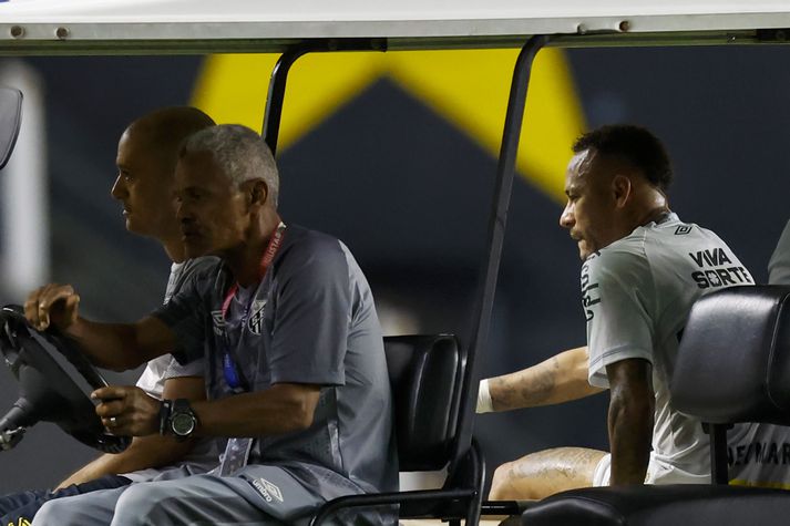 Neymar þyrfti aðstoð frá Hnjaskvagnnum eftir að hafa meiðsl í leik með Santos. Hann var sýnilega niðurbrotin og tárin féllu hjá kappanum.