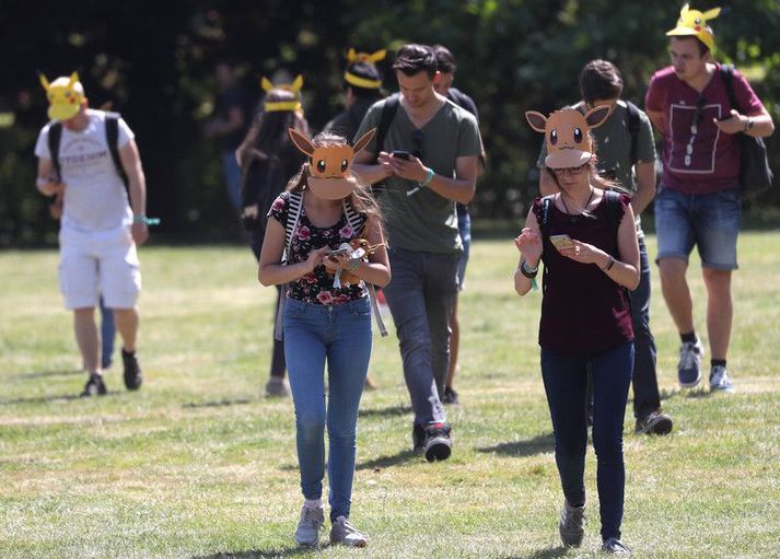 Spilarar taka þátt í Pokémon Go-hátíð í Dortmund í Þýskalandi áður en kórónuveirufaraldurinn skall á.