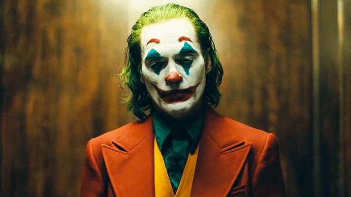 Joaquin Phoenix fer með hlutverk Jokersins í kvikmyndinni.