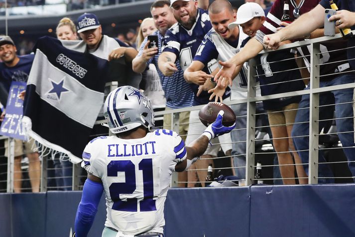 Stuðningsmenn Dallas Cowboys fá hér gjöf frá stjörnuhlaupara liðsins Ezekiel Elliott.