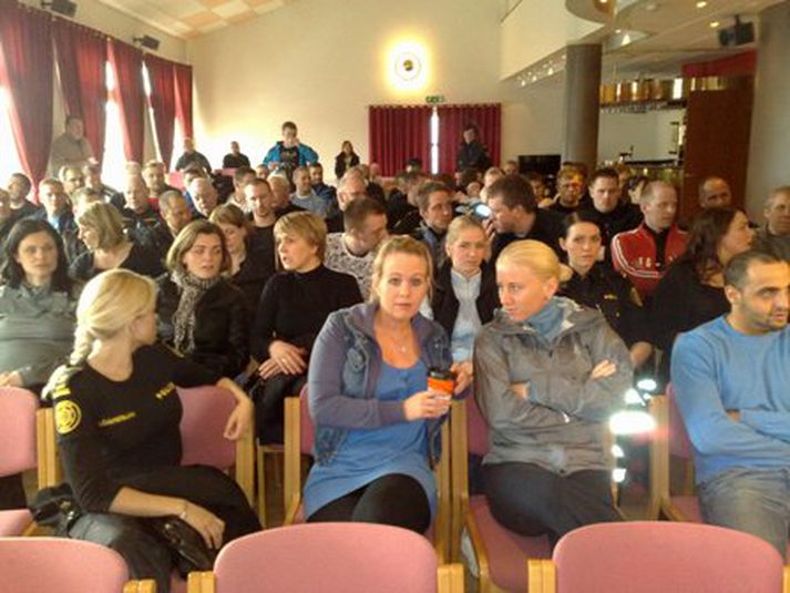 Fjöldi lögreglumanna er samankominn til að ræða vinnutima sinn. Mynd/ Vilhelm.