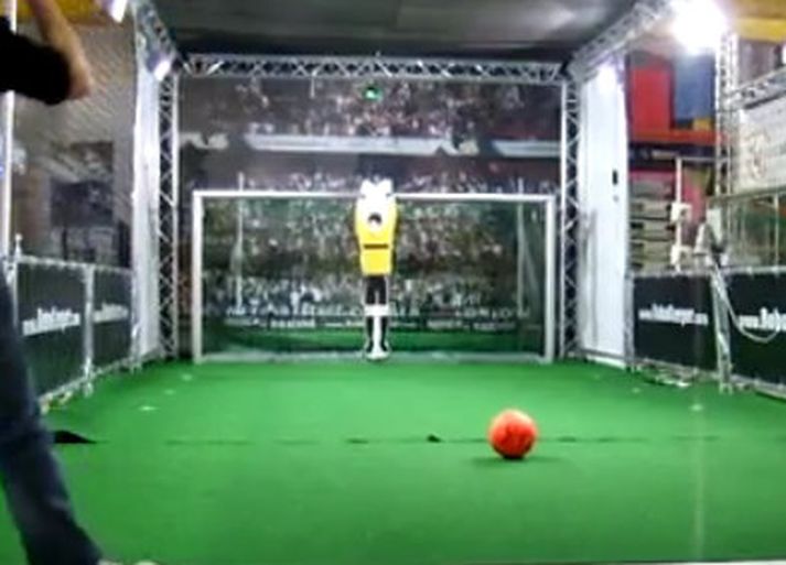Þýskir verkfræðinemar frá háskóla í Dortmund létu sig dreyma um að búa til hinn fullkomna markvörð og í stuttu máli má segja að þeim hafi tekist það.