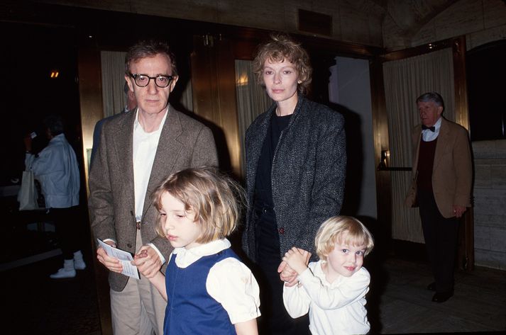 Woody Allen og Mia Farrow með dóttir þeirra Dylan og son, Ronan sama ár og Allen á að hafa misnotað Dylan.