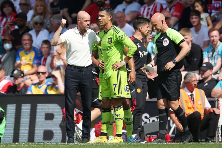 Erik ten Hag ræðir við Cristiano Ronaldo.