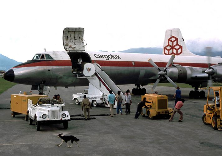 Frá upphafsárunum. Cargolux-vél af gerðinni Canadair CL-44 á flugvellinum í Kathmandu, höfðuborg Nepals. Takið eftir að stélið að aftan er opið samtímis því sem búið er að ræsa einn hreyfilinn.