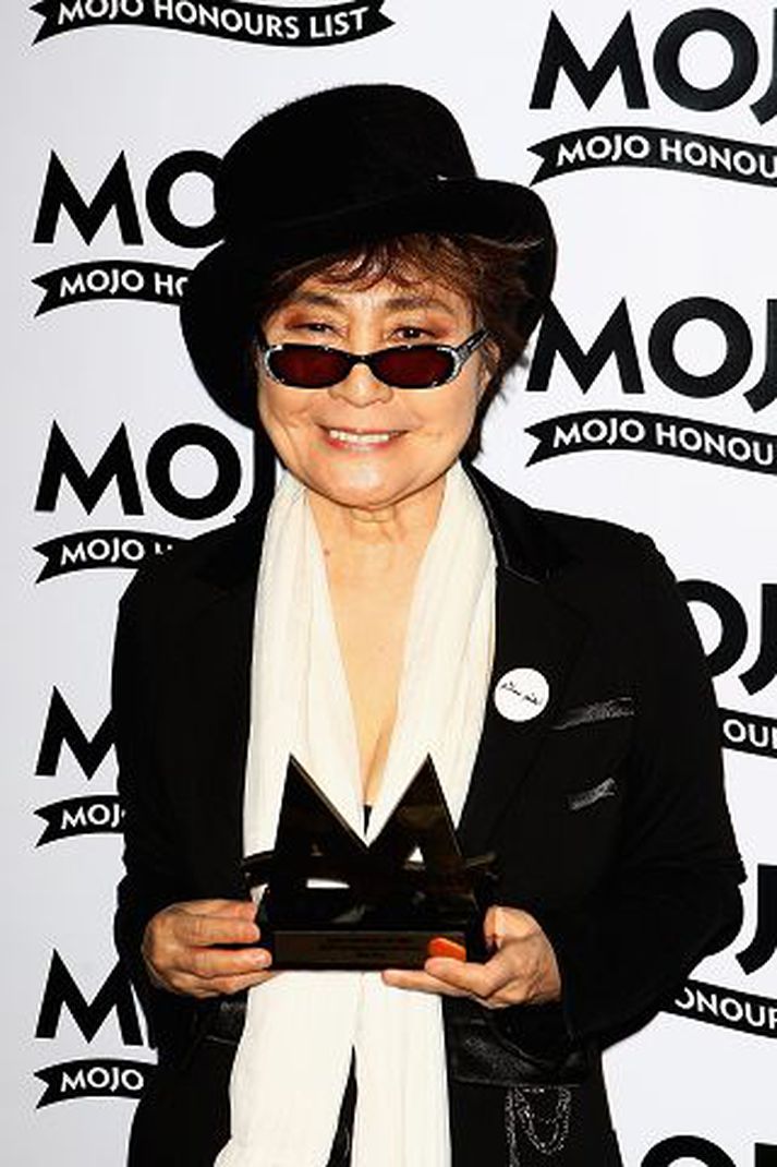 Yoko með verðlaunin sem hún fékk frá tónlistartímaritinu Mojo.
Nordicphotos/getty