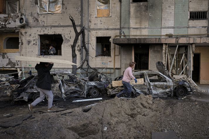 Íbúar Mariupol hafa verið í heljargreipum í að nálgast mánuð og virðist ekkert lát vera á árásum Rússa. 