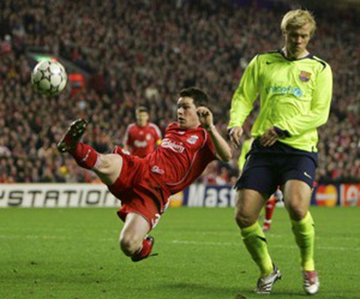 Steve Finnan hér í baráttu við Eið Smára Guðjohnsen.