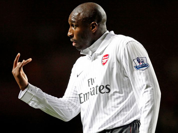 Sol Campbell er tilbúinn í að stoppa hinn sjóðheita Wayne Rooney.