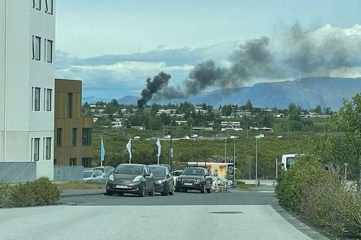 Talsverðan svartan reyk lagði af hjólhýsinu. Þessi mynd er tekin í Urriðaholti í Garðabæ.