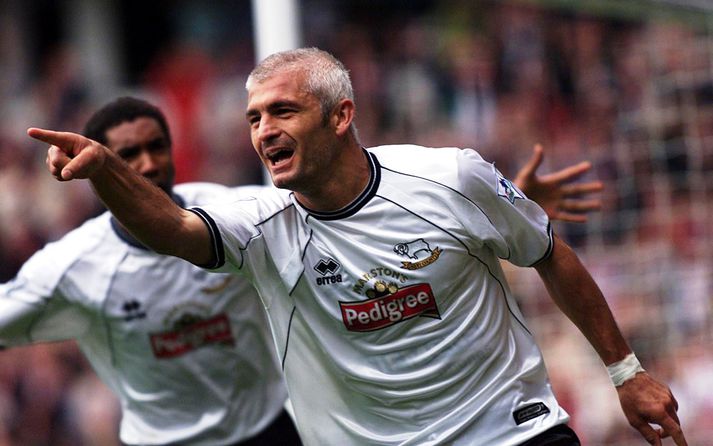 Ravanelli fagnar í leik með Derby.