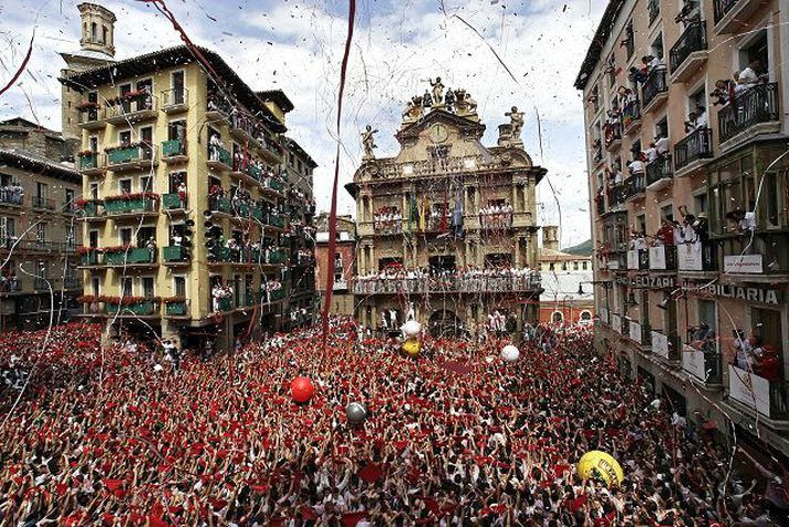 Gríðarlegur mannfjöldi kemur árlega saman í Pamplona á Spáni til að fylgjast með nautahlaupi sem þar fer fram um stræti borgarinnar.