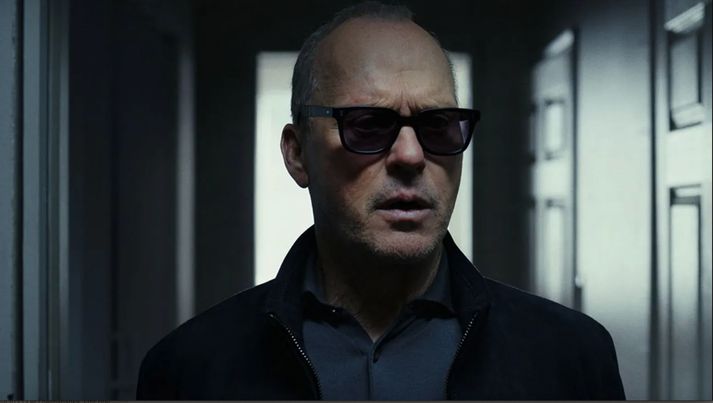 Michael Keaton fer mikinn í Know Goes Away.