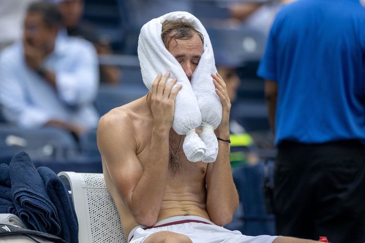 Daniil Medvedev reynir að kæla sig niður í leiknum gegn Andrey Rublev á Opna bandaríska meistaramótinu í tennis.