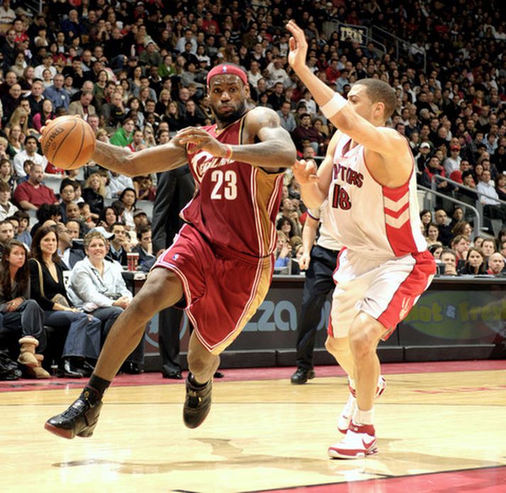 LeBron James var óstöðvandi í fjórða leikhluta í nótt. Hér reynir Anthony Parker að stöðva hann.