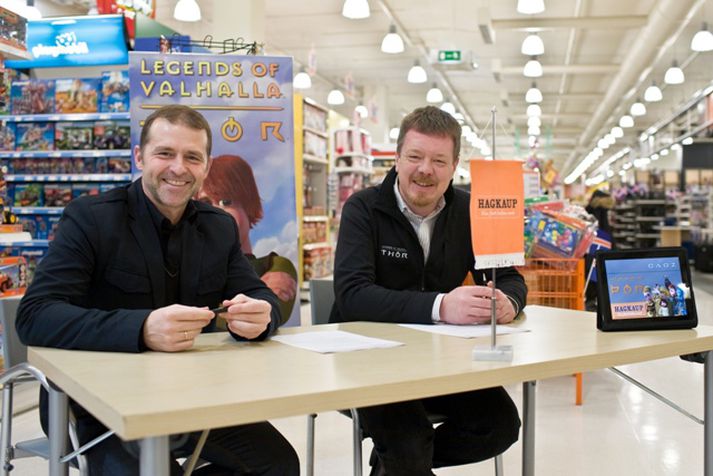 Gunnar Ingi Sigurðsson framkvæmdastjóri Hagkaups og Hilmar Sigurðsson framkvæmdastjóri CAOZ undirrituðu samning þessa efnis í Smáralindinni. 
Myndina tók Ben Chompers