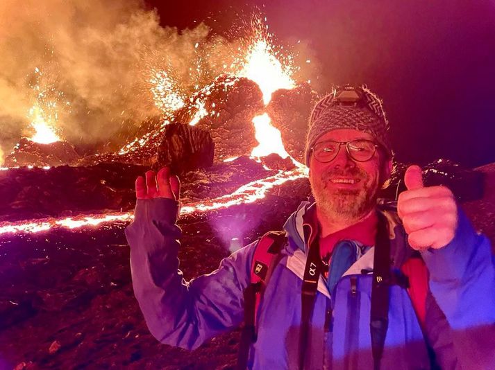 Tómas við eldgosið að næturlagi um helgina.