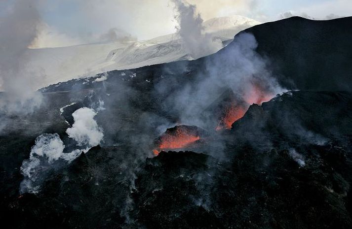 Hraun hefur nú hætt að streyma úr fyrstu sprungunni sem opnaðist við Eyjafjallajökul og sú seinni hefur þrengst í einn gíg. Fréttablaðið/Pjetur