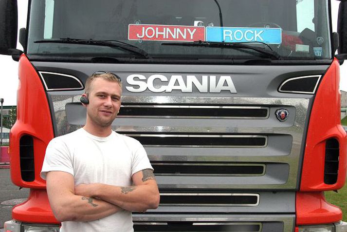 Johnny Rock Jón Ívan Rafnsson, betur þekktur sem Johnny Rock, segir að fyrirtækið sem hann vinnur hjá hafi útvegað merkingar á bílinn. Honum þótti þær of litlar og sá því sjálfur um að merkja hann.