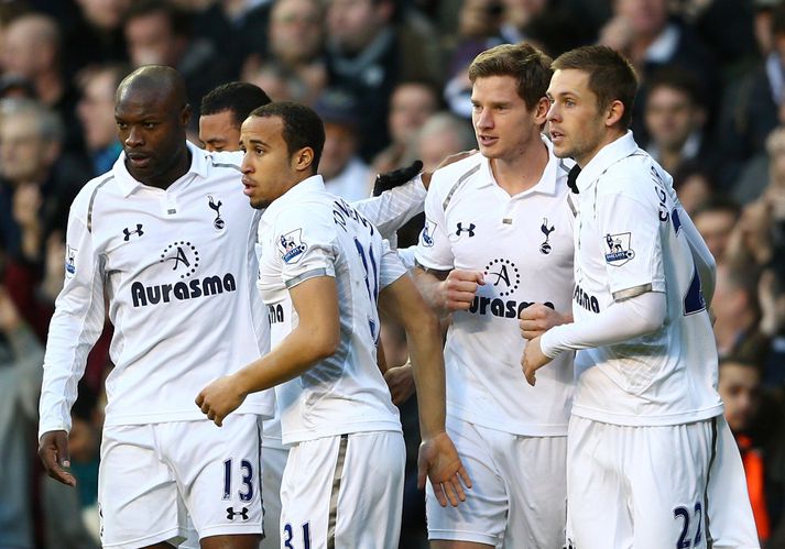Leikmenn Tottenham fagna sigurmarkinu.