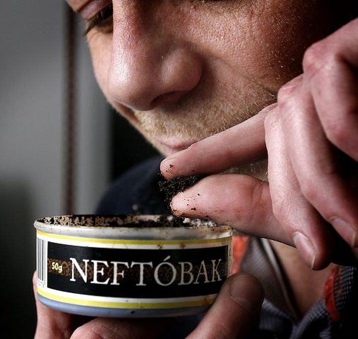 Neftóbak, sem bæði er tekið í nef og vör, seldist mun meira á síðasta ári en árið á undan.
fréttablaðið/gva