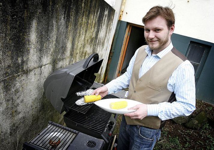 Agnar Jón Egilsson grillar besta skötusel í heimi, en gerir annars ekki mörg kraftaverk í eldhúsinu.