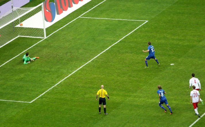 Gylfi skorar úr vítaspyrnunni í kvöld.