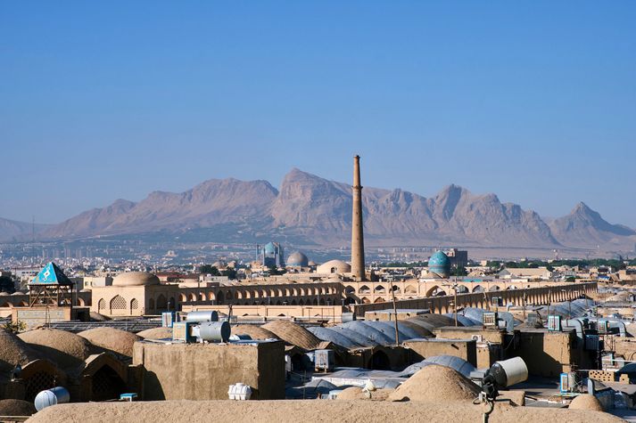 Árásin virðist meðal annars hafa beinst að herstöð nærri borginni Isfahan.