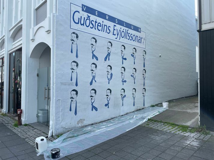 Veggmyndin gefur skýrar og góðar leiðbeiningar um það, hvernig hnýta skuli bindishnút.