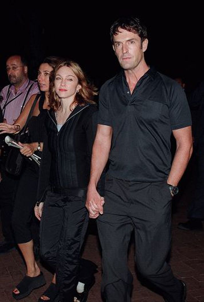 Með Madonnu. Rupert Everett leiðir góðvinkonu sína Madonnu. Everett hefur gefið út sjálfsævisögu þar sem hann lætur allt flakka.