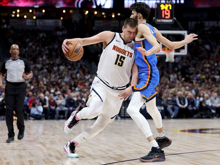 Nikola Jokic sækir á nýliðann Chet Holmgren í leiknum í nótt.