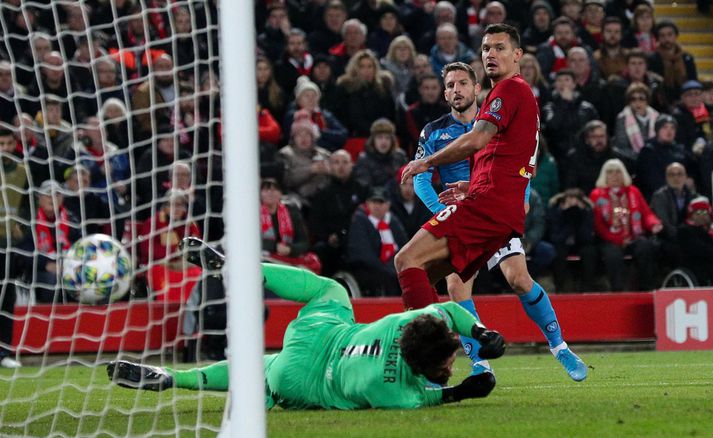 Dries Mertens skorar mark Napoli á Anfield í vikunni. Nordicphotos/Getty