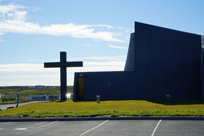 Rannsóknir hafa sýnt að erfiðar fréttir hafa meiri áhrif á okkur en við oft gerum okkur grein fyrir. Líka daglegt líf og vinnu. Það er því eðlilegt að upplifa alls kyns líðan nú þegar hugur okkar er hjá íbúum Húnabyggðar og þeim sem eiga sárast um að binda. 