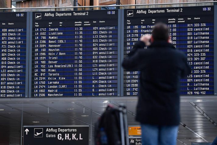 Búið er að aflýsa sjö hundruð flugferðum í dag og sex hundruð á morgun, föstudag.