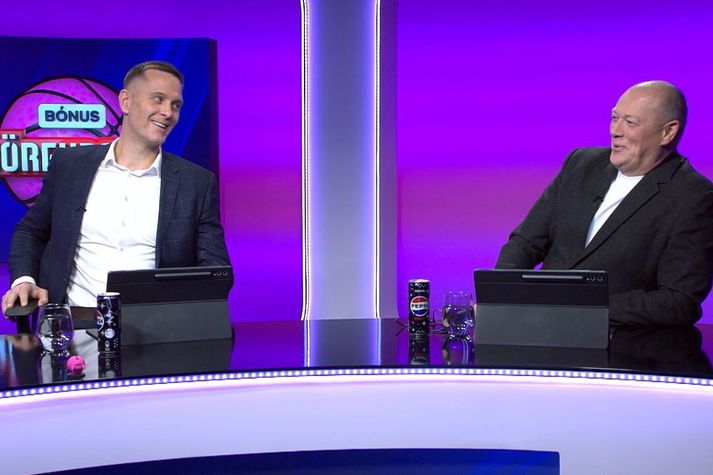 Hlynur Bæringsson og Teitur Örlygsson höfðu gaman af myndbandinu með erlendu leikmönnum deildarinnar.