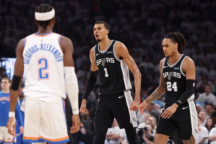 Spurs völtuðu yfir ríkjandi meistarana í fjórða leikhluta. 