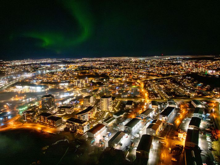  Frost verður núll til átta stig, kaldast inn til landsins.