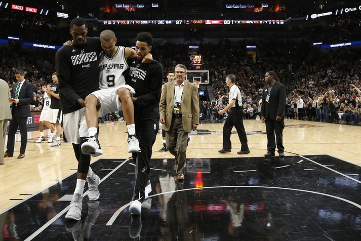 Tony Parker borinn af velli í síðasta leik Spurs sem var hans síðasti á þessu tímabili.