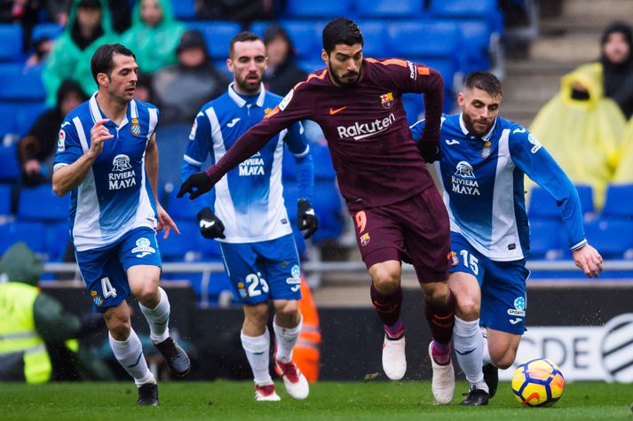 Leikmenn Espanyol eltast við Suárez í leiknum.