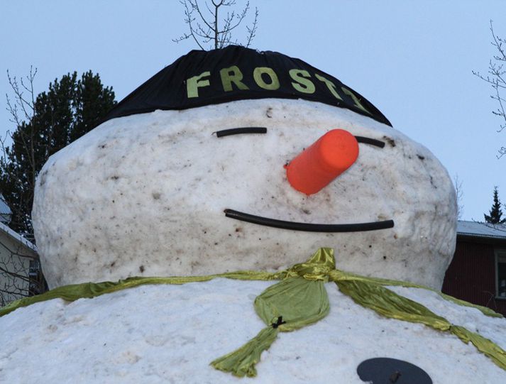 Frosti hamingjusamur með nefið sitt.