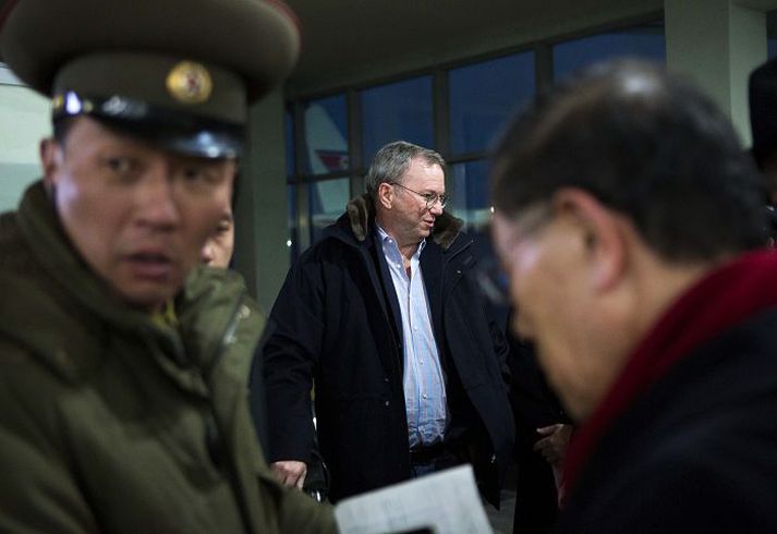 Eric Schmidt, stjórnarformaður Google, (fyrir miðju) við komuna til Pjongjang í Norður-Kóreu í gær. 