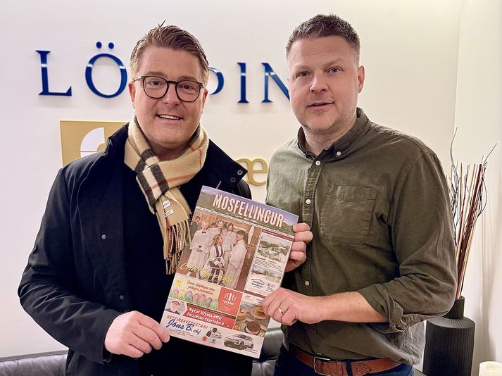 Sigmar Vilhjálmsson, betur þekktur sem Simmi Vill, stillir sér upp í tilefni kaupanna ásamt Hilmari Gunnarssyni, fráfarandi ritstjóra Mosfellings.