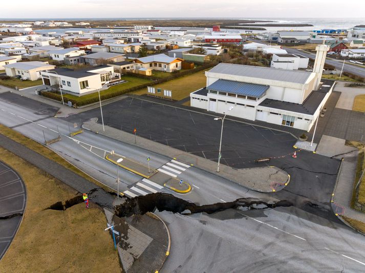 Til stóð að hleypa íbúum Grindavíkur sem höfðu fengið boð, inn til klukkan 14. Aðgerðum var hætt klukkan 11 vegna öryggisráðstafanna.