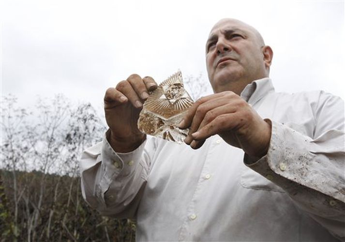 Yaron Svoray heldur á glerbroti með Davíðsstjörnunni.